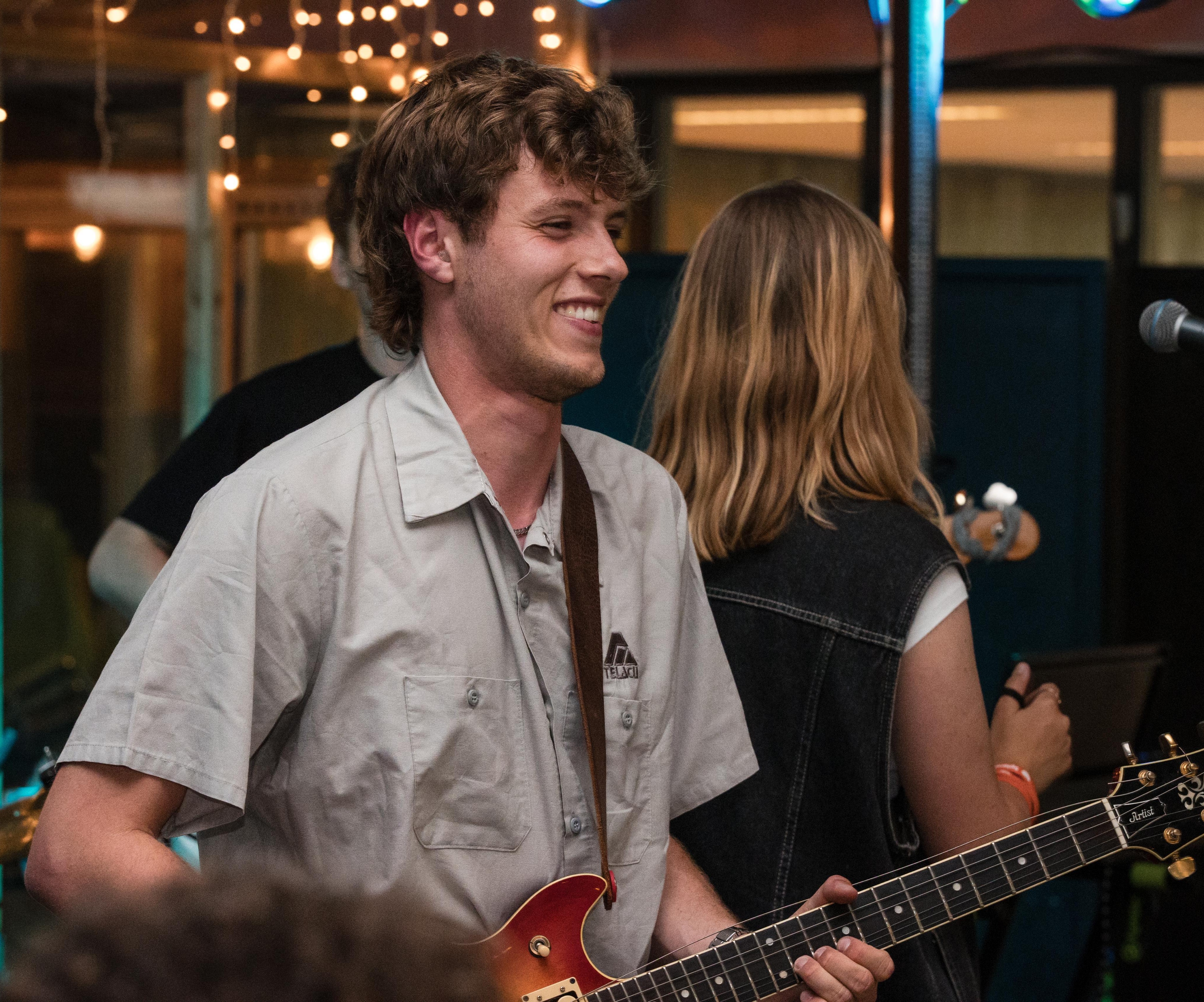 Gitaarleraar Mauro Edel met zijn Telecaster op het podium in Utrecht