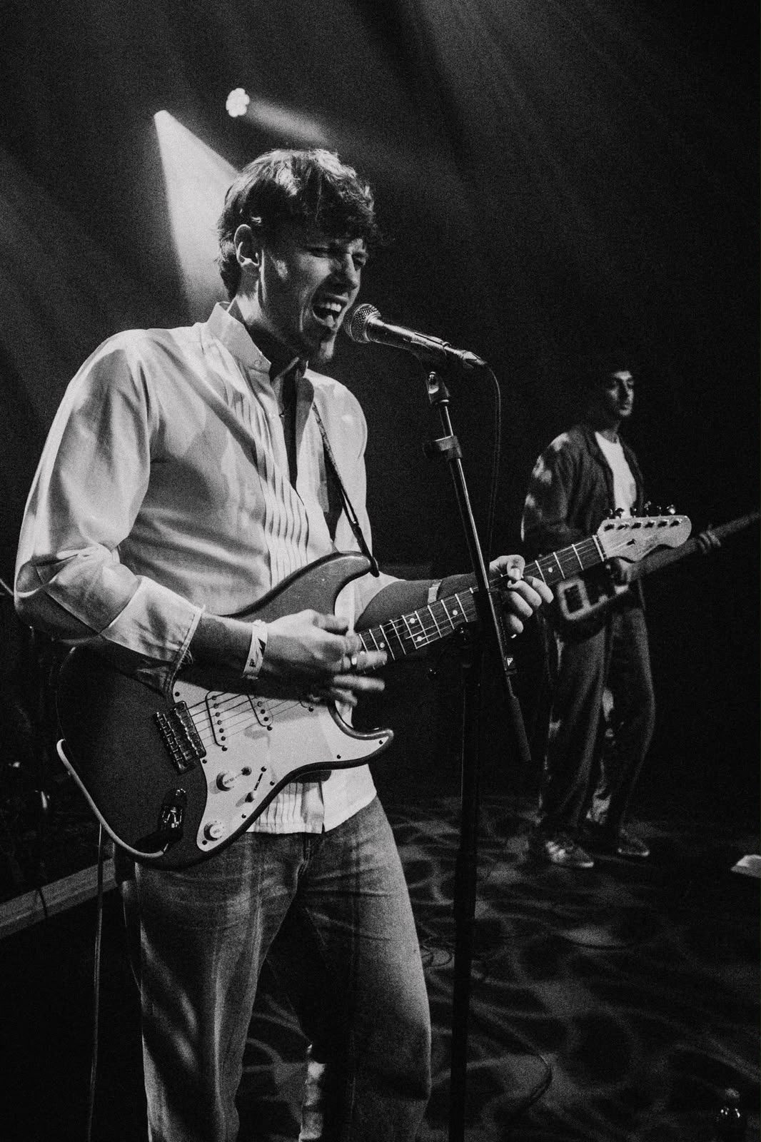 Gitaarleraar Mauro Edel speelt live gitaar en zingt in Utrecht